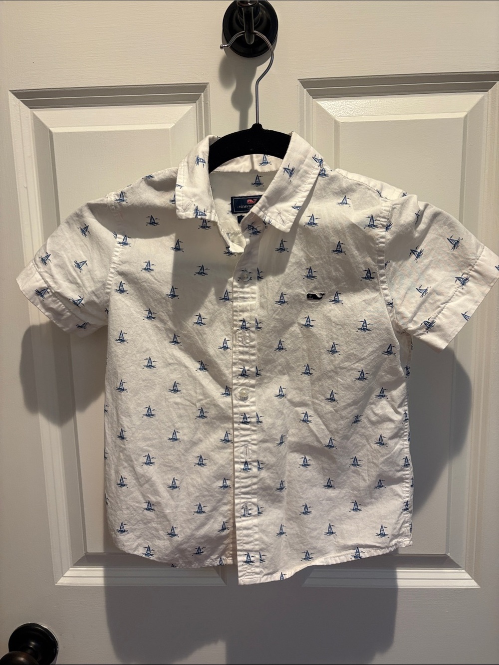 Vineyard Vines White Short-Sleeve Button-Down with Blue Sailboat Print